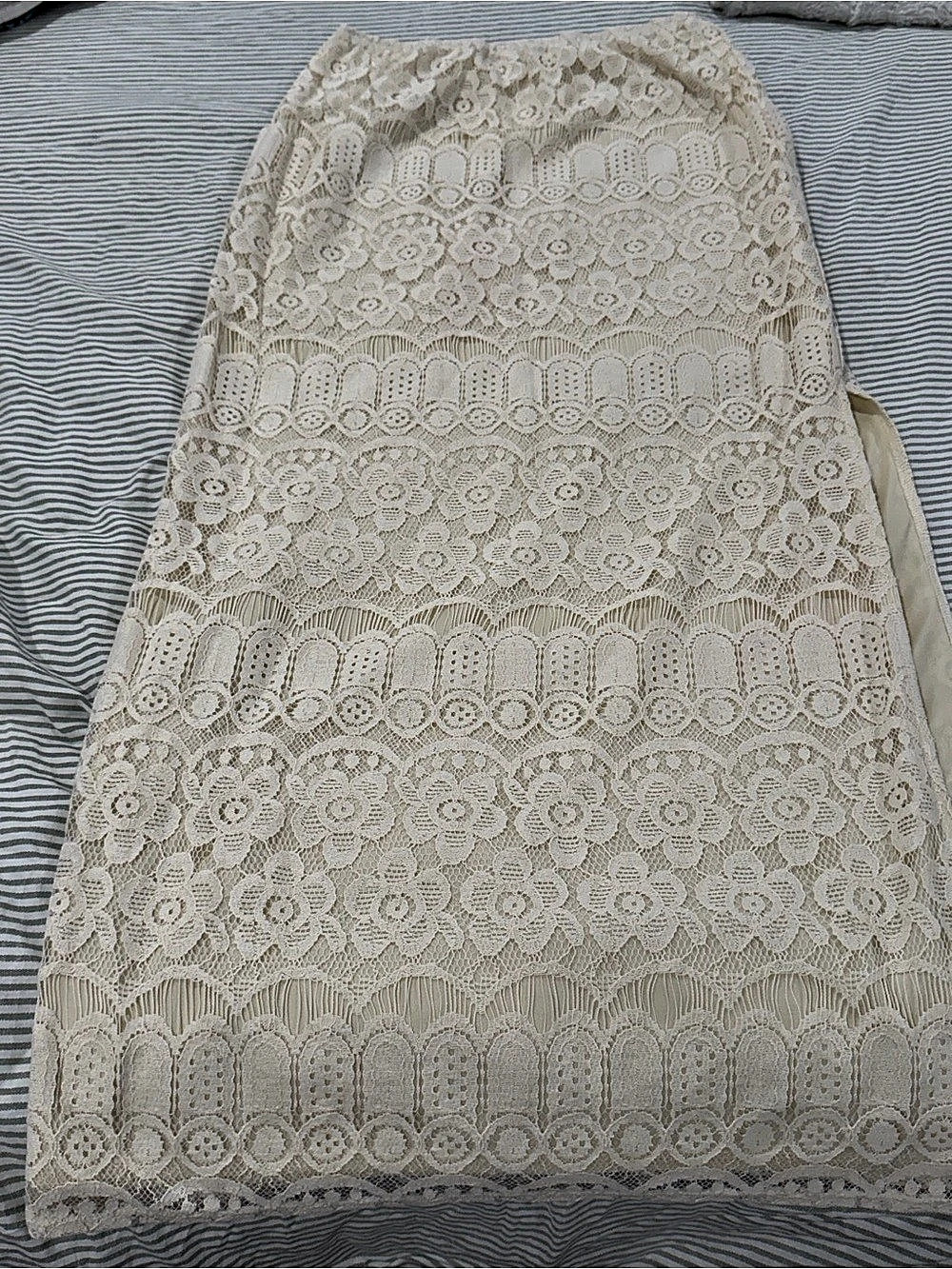 Crown & Ivy Lace maxi Skirt in Cream Size Medium Like New